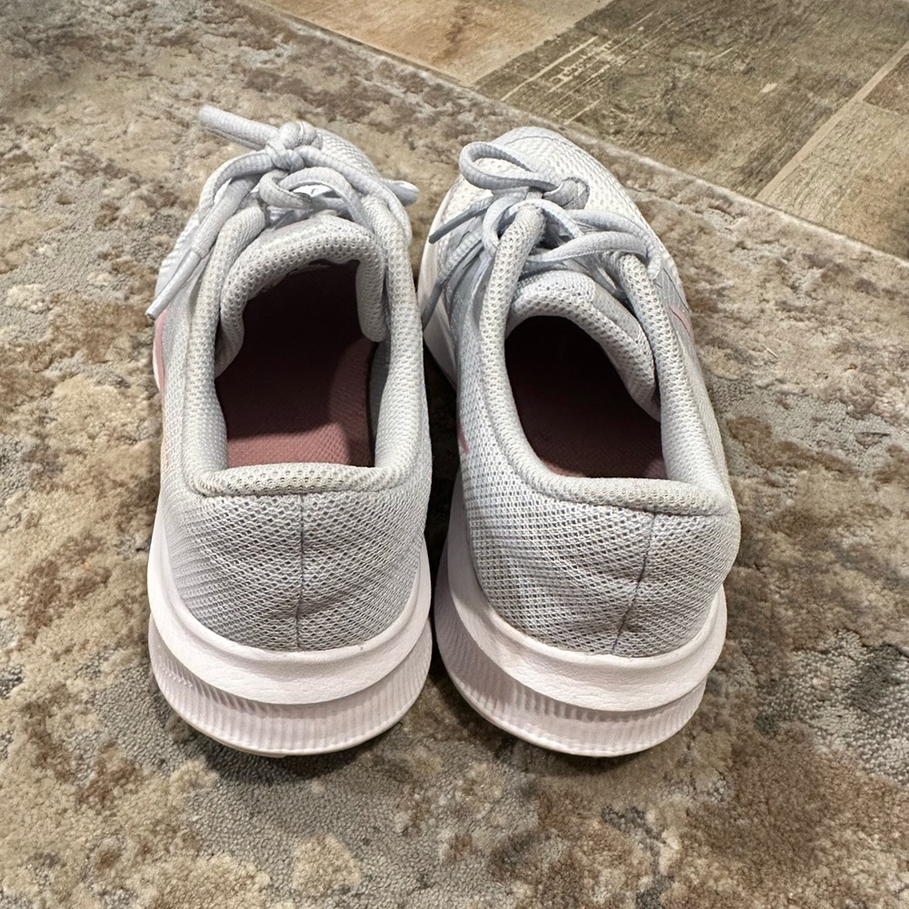 Nike Girls' Downshifter 11 SE GS Running Shoes Size 4Y Gray with Pink - Picture 3 of 5